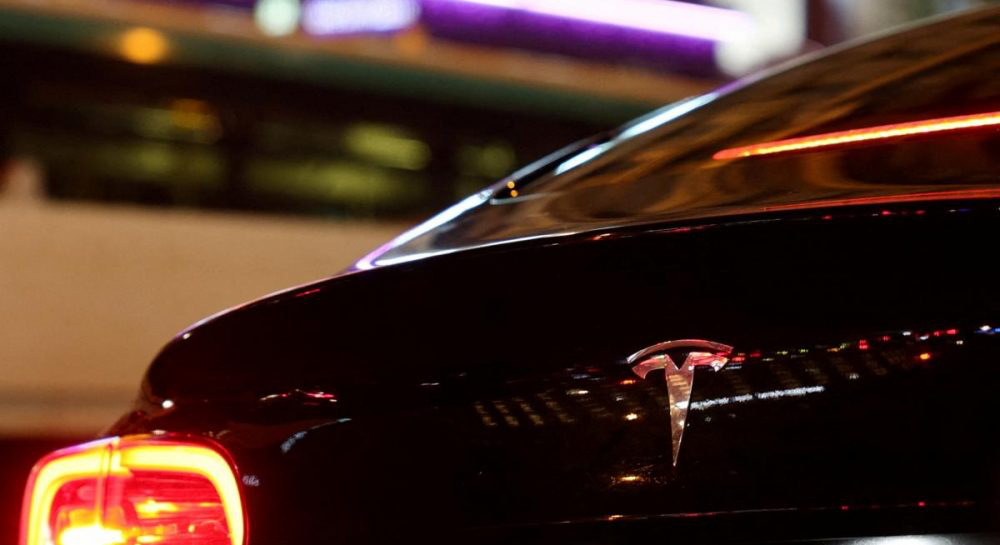 Німецька поліція влаштувала погоню за електрокаром Tesla зі сплячим водієм