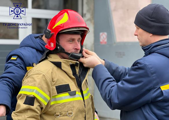 Волинські рятувальники навчали волонтерів бути вогнеборцями (фото)