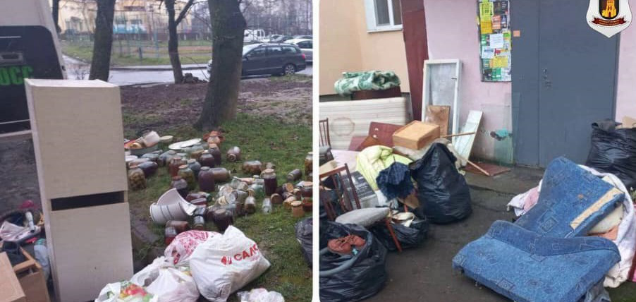 У Луцьку нові власники квартири повикидали речі «попередників» на вулицю (фото, відео)