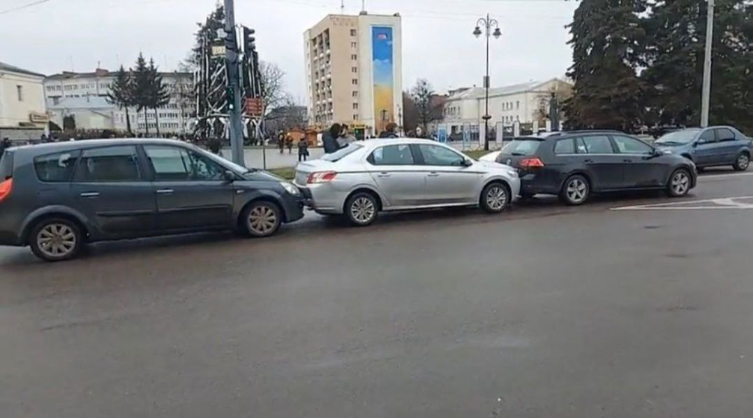 У центрі Луцька сталась аварія: зіштовхнулись три автівки