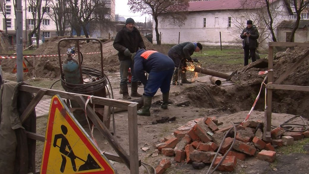 Порив ліквідували, але виявили ще один: у Луцьку два дні ремонтують тепломережу (відео)