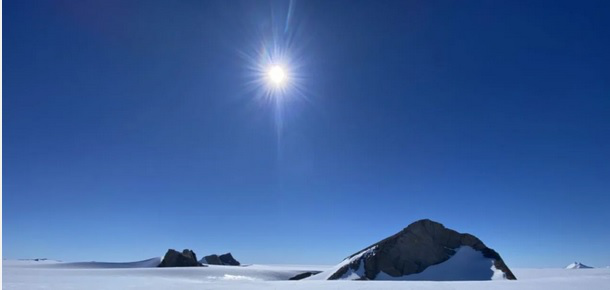Вчені знайшли 17-фунтовий метеорит у крижаній Антарктиді