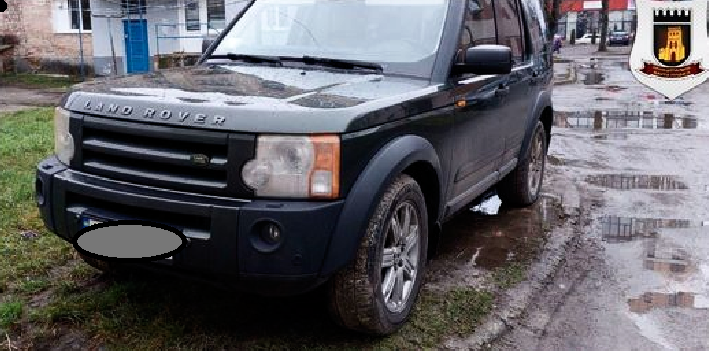 У Луцьку оштрафували водія за залишений на газоні Land Rover