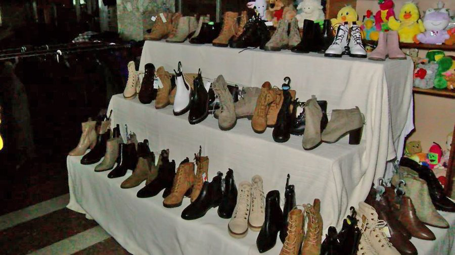 У волонтерському пункті в Луцьку відкрили нову «соціальну вітрину» із взуттям (фото)