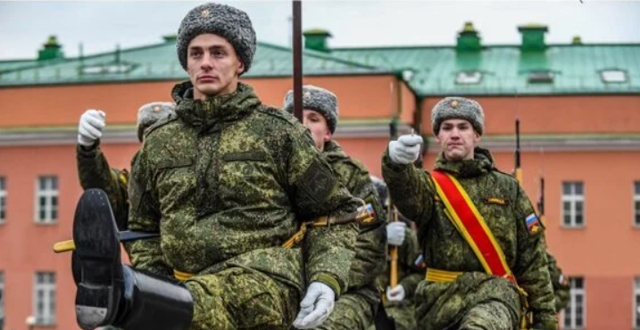 РФ запроваджує у школах і вишах військову підготовку