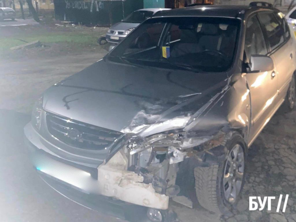 Знайшли водія, який розтрощив припарковане авто у Нововолинську