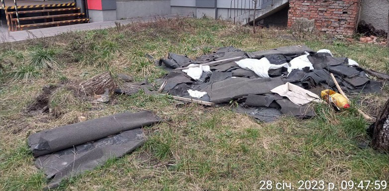Ремонтували дах: у Луцьку будівельники залишили після себе купу сміття (фото)