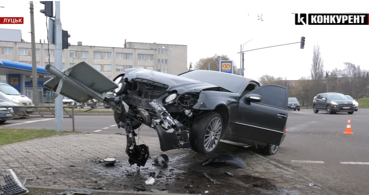 Показали момент ДТП у Луцьку, внаслідок якого Mercedes «завис» на стовпчику (відео)