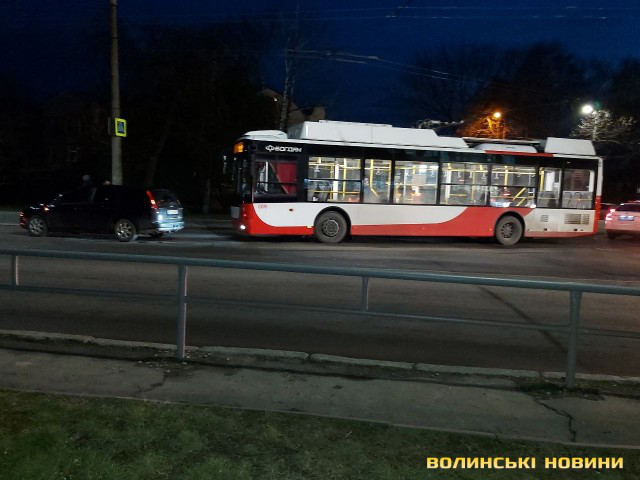 Не проскочив: у Луцьку на Ковельській зіткнулися тролейбус і легковик (фото)