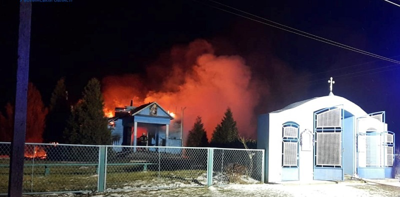 У Луцькому районі вночі згоріла церква (фото, відео)
