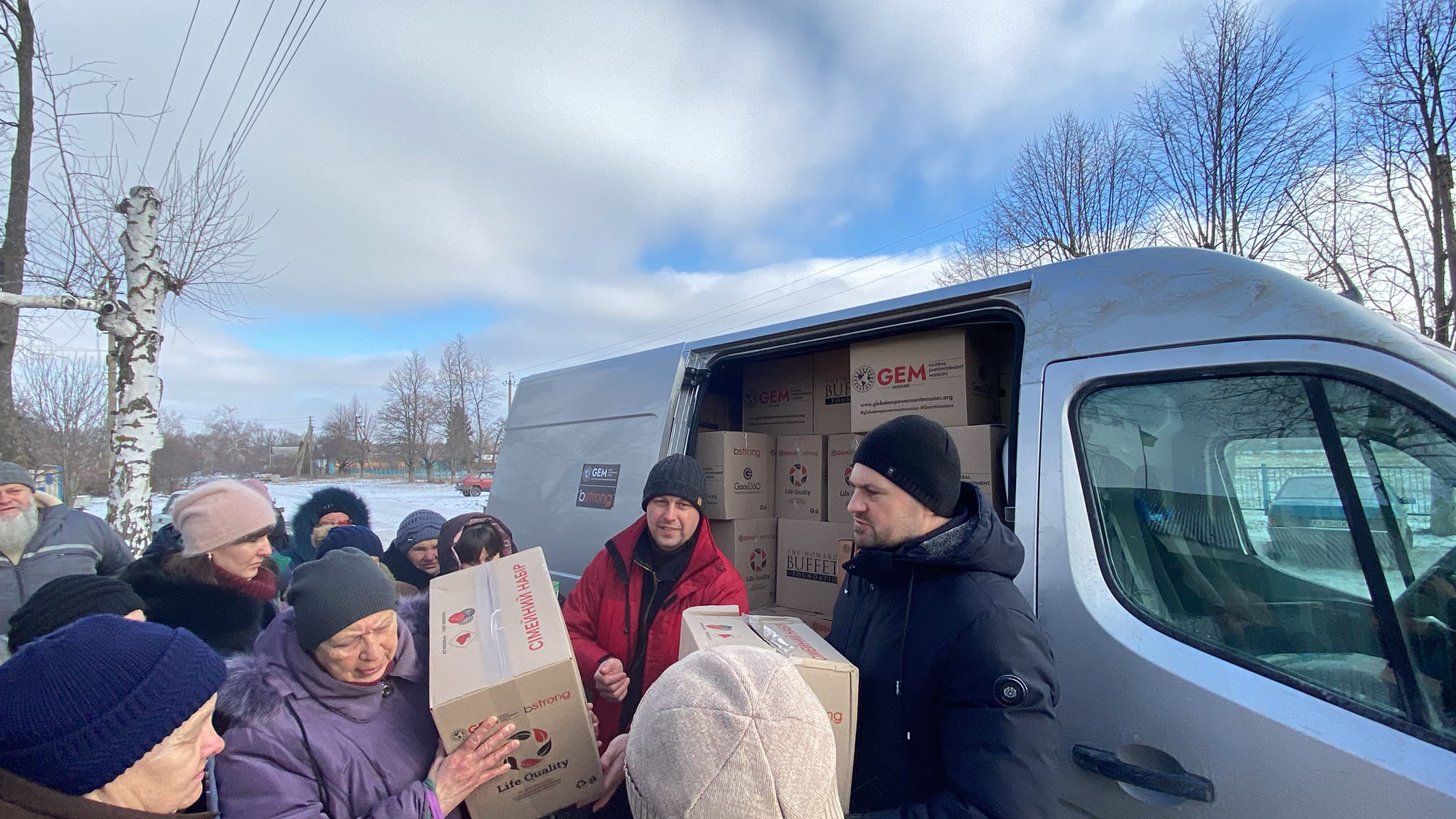 За 10 кілометрів від московії: луцькі волонтери роздали допомогу на Харківщині (фото)