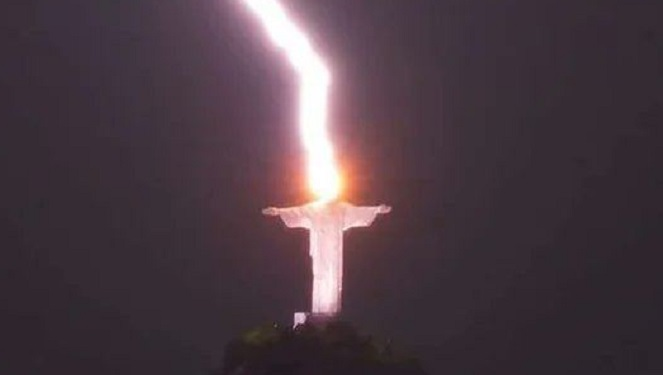 У Бразилії блискавка влучила в статую Христа-Спасителя (фото)