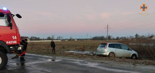 Ожеледиця: на Волині автомобіль злетів у кювет і застряг у болоті (фото)