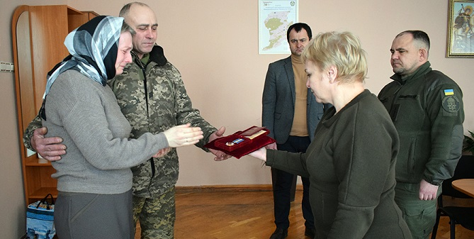 На Волині батькам загиблого солдата вручили орден «За мужність» (фото)