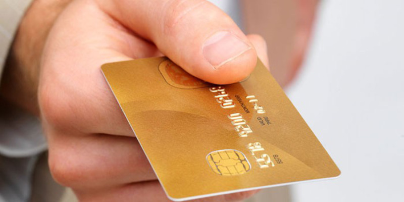 Покупки за чужий рахунок: судили лучанина, який розплатився в магазині знайденою карткою