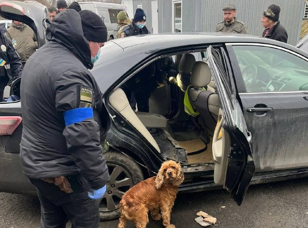 Сховала у днищі авто: українка намагалася вивезти за кордон 17 кг наркотиків (відео)
