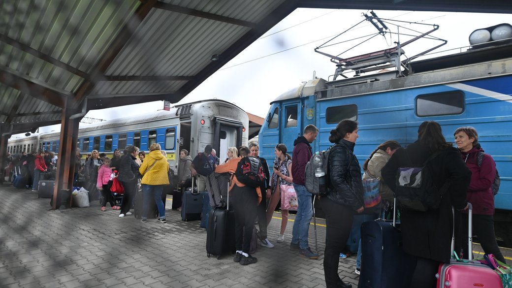 Чи планують українці, які поїхали з країни через війну, повертатися додому (опитування)