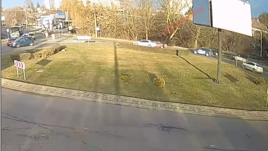 Показали відео ДТП, в якій доньці голови Підгайцівської громади пошкодили авто (відео)
