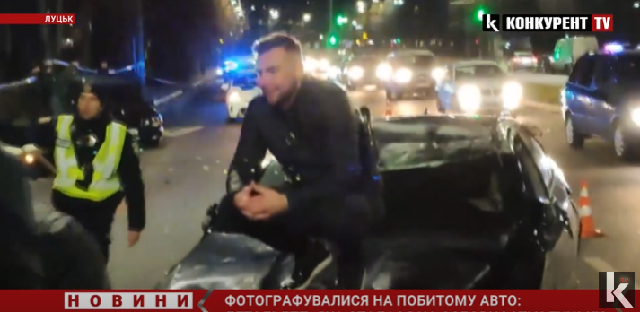 Фотосесія на потрощеному авто: що кажуть очевидці про ДТП на Соборності у Луцьку (відео)