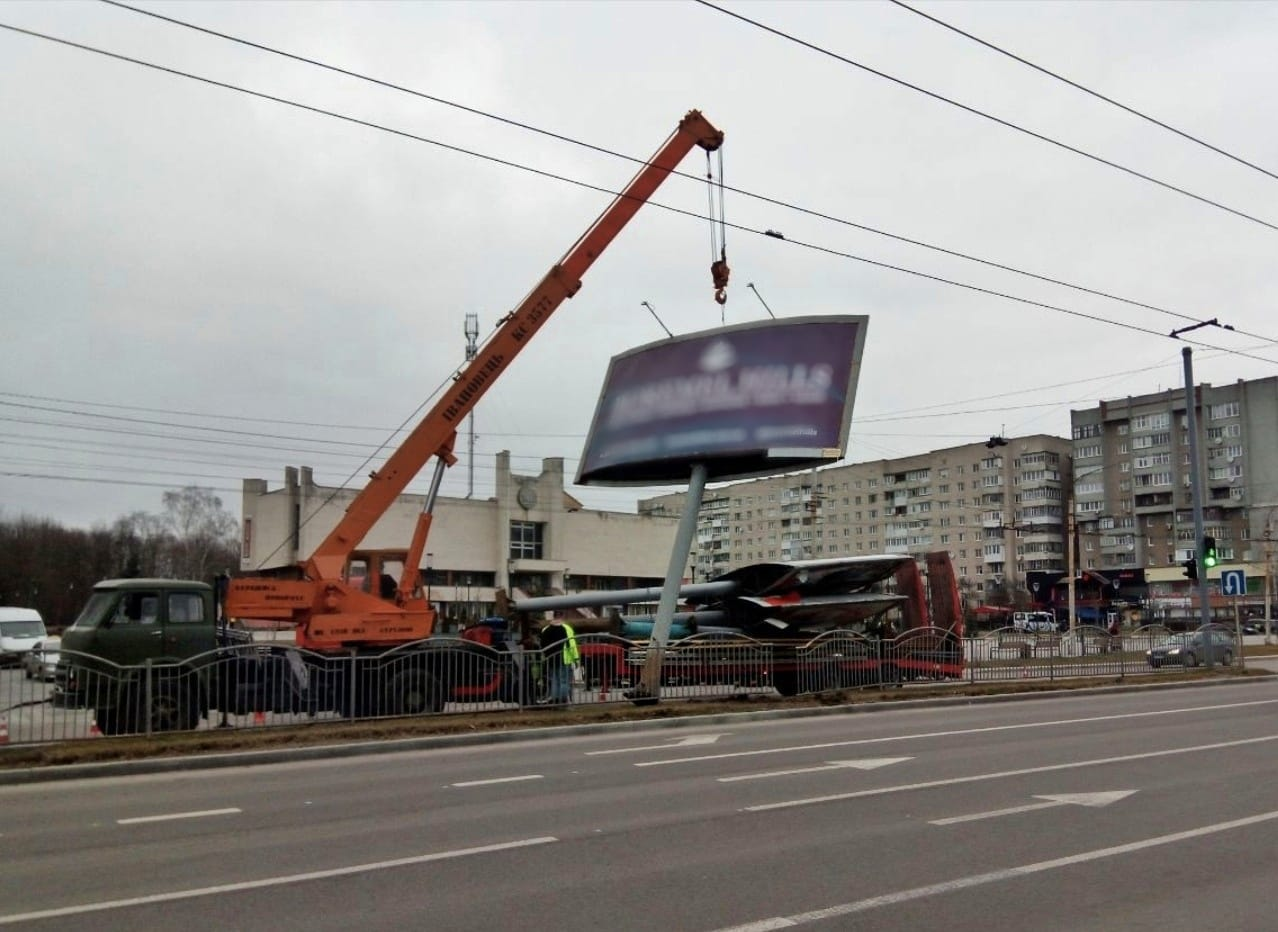 У Луцьку демонтують рекламні борди на проспекті Соборності (фото)