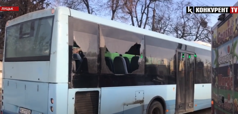 Величезний затор: у центрі Луцька фургон розбив вікна маршрутки (відео)