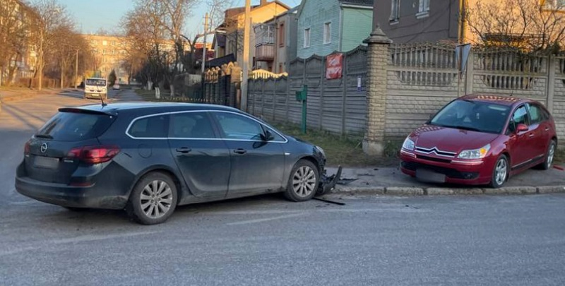 Не дав дорогу: у Луцьку зіткнулися Citroen та Opel (фото)