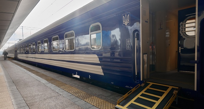 «Укрзалізниця» отримала сто нових пасажирських вагонів (фото)