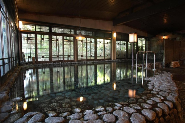 У Японії готель міняв воду у спа-ванні лише двічі на рік: там знайшли купу бактерій