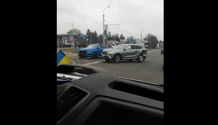 Не поділили дорогу: у Луцьку зіштовхнулися Audi та Haval (відео)