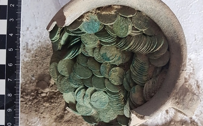 У Польщі чоловік знайшов глечик з монетами XVII століття (фото)