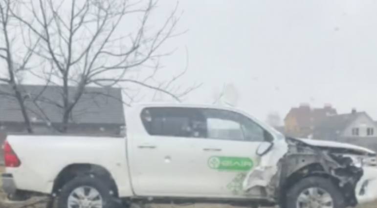 Аварія біля Луцька: зіткнулися вантажівка та пікап