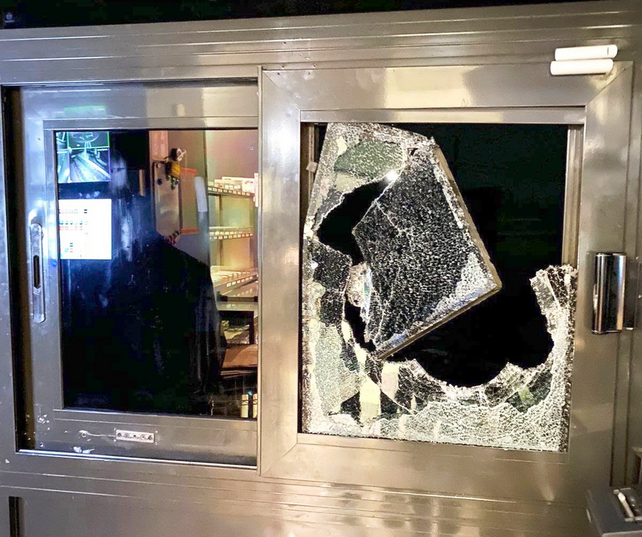 В Рованцях чоловік заліз в кафе через розбите вікно, щоб вкрасти алкоголь