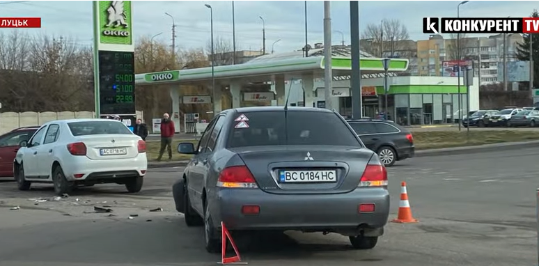 У Луцьку біля АЗС зіткнулися Renault та Mitsubishi (відео)