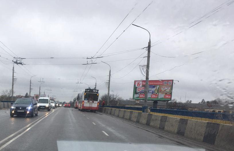 Рух ускладнений: у Луцьку посеред мосту стали тролейбуси (фото, відео)