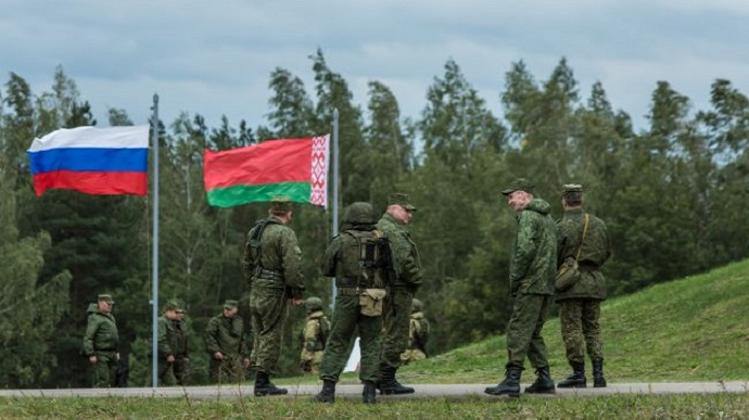 На білоруському кордоні росія готує провокацію зі смертями (відео)
