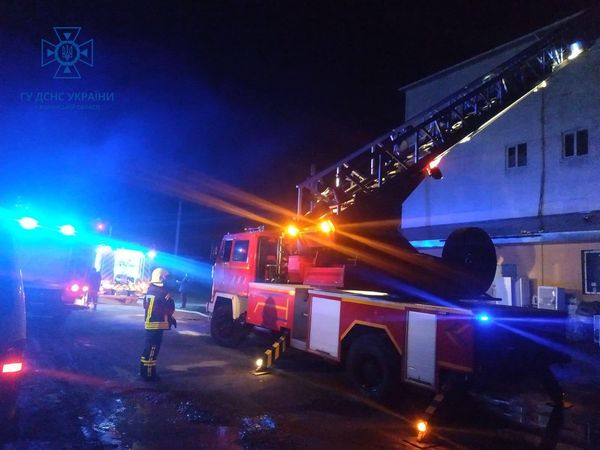 У Луцьку спалахнула пожежа в районі пластмасового заводу (фото)