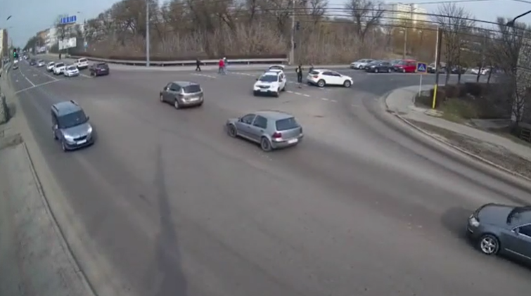 У Луцьку на перехресті не поділили дорогу Mercedes і Skoda (відео)