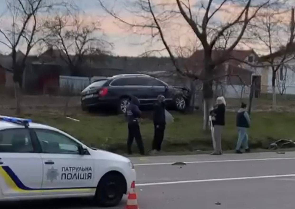 Під Луцьком – страшна аварія: автівка злетіла з дороги (відео)