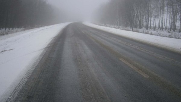 Ожеледь та дощ з переходом у сніг: водіїв на Волині попереджають про негоду