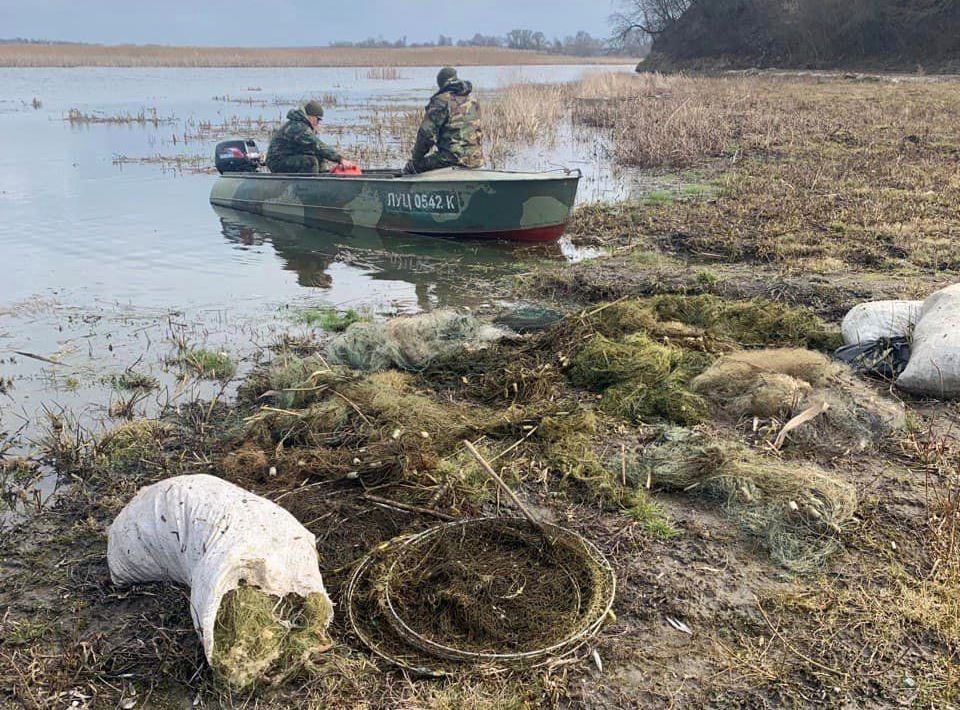 На Волині екологи витягнули з водойм понад півтори тисячі рибальських сіток