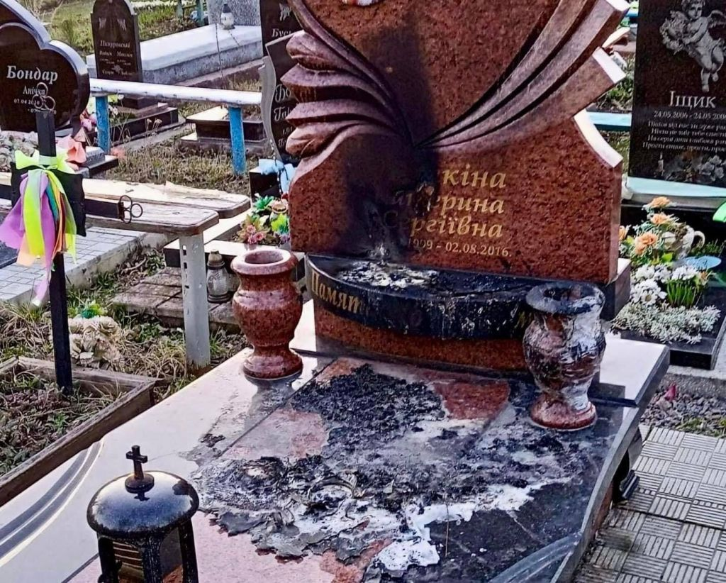 У Нововолинську підпалили пам’ятник Катерині Литкіній, яку в 2016 році вбили на териконі