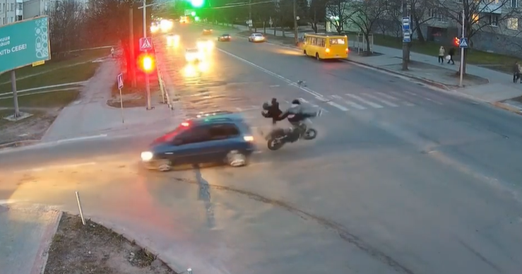 Підкинуло в повітря: показали момент зіткнення автомобіля та мотоцикла в Луцьку (відео)