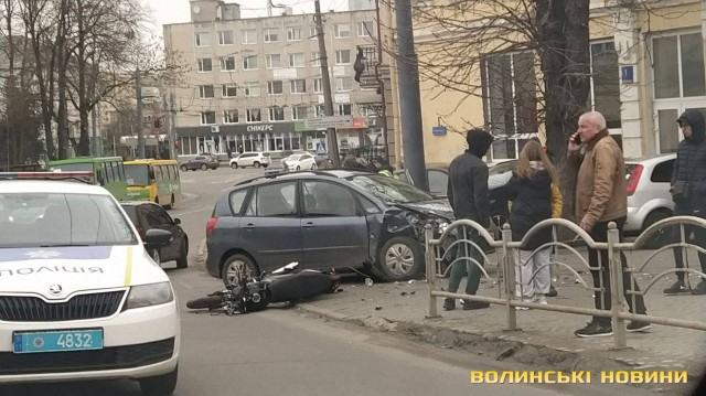 ДТП у Луцьку: авто, заїжджаючи на парковку, збило мотоцикліста (фото)