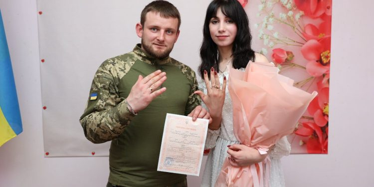 Гірко молодим: український воїн взяв шлюб на Любешівщині