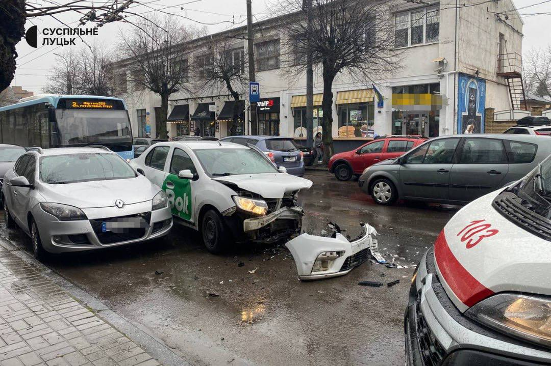 Спорткар виїхав на «зустрічку»: повідомили деталі аварії у центрі Луцька