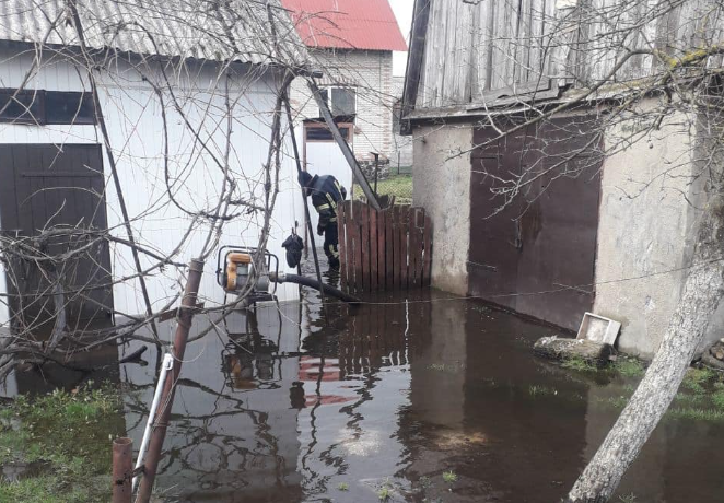 Понад 40 м³ води: у Ківерцях затопило двір (фото)