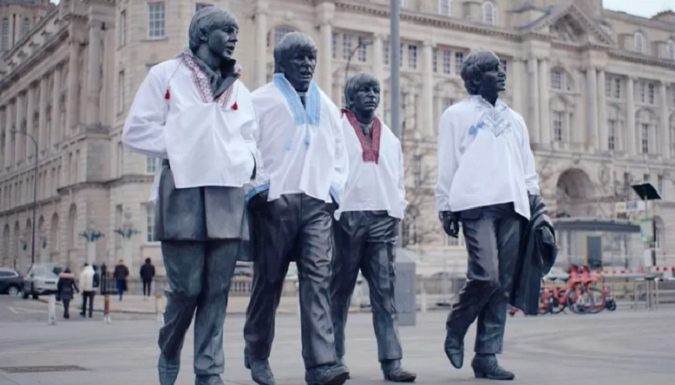 У Ліверпулі пам'ятник The Beatles одягли у вишиванки