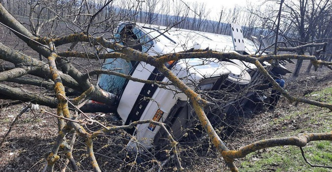 У Молдові влетів у дерево та перекинувся автобус Кишинів – Київ: є травмовані українці (фото)