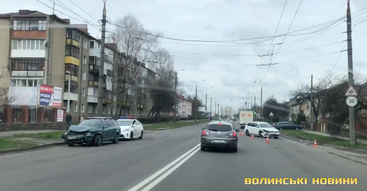 У Луцьку на Дубнівській – аварія, побилися «фольц» і «шкода» (відео)