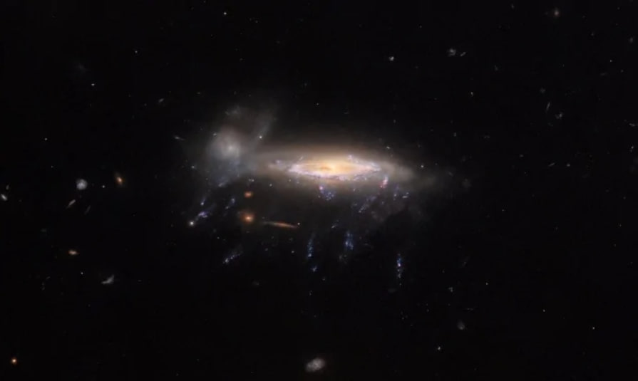 Космічний телескоп Hubble сфотографував медузоподібну галактику